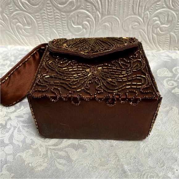 BEAUTIFUL Vintage 1940’s Carnival Glass Beaded Brown Silk Box Purse - Picture 10 of 11